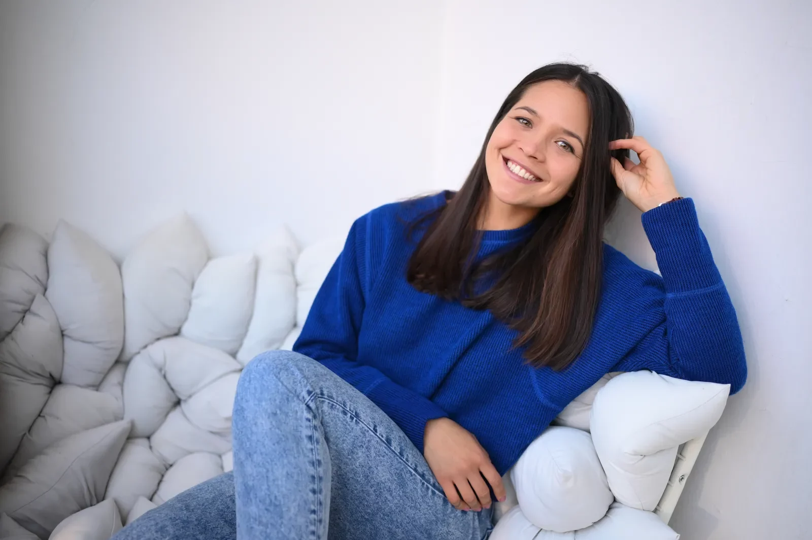 Grace lächelnd auf dem Sofa